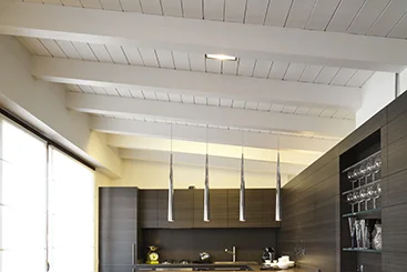 Moderne Küche mit Holzdecke